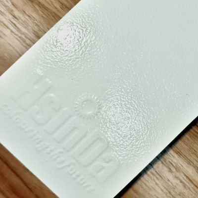 Revestimiento en polvo blanco resistente a la corrosión y a las arrugas para aplicaciones de superficie antideslizantes
